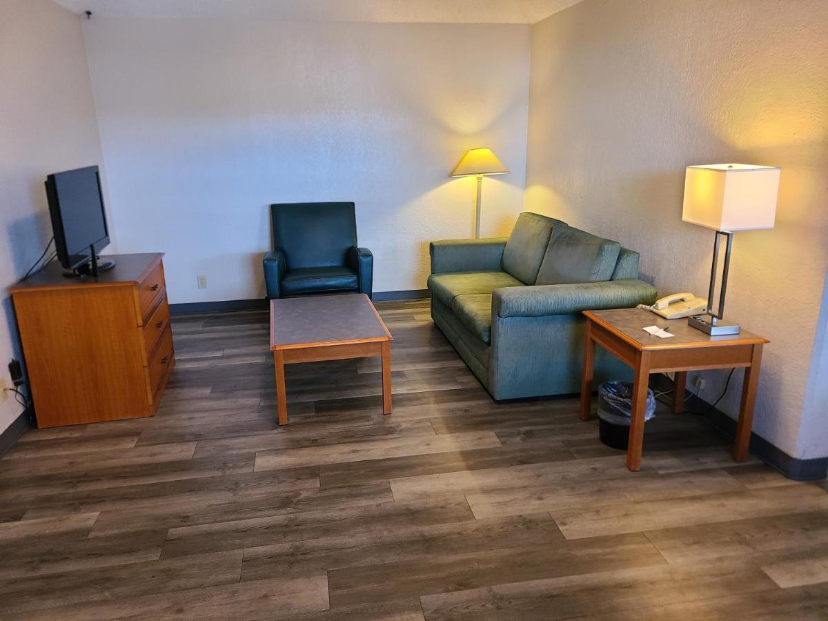 La Quinta Inn By Wyndham Farmington Exterior photo